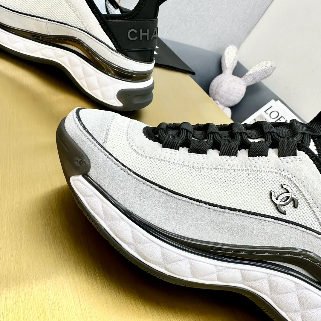 👟👟Ex-factory price 480👟👟 Top version Chanel Chanel - 2023 counter top casual sports shoes This classic design; the upper is electro-embroidered with a variety of techniques; the outsole is fashionable and sporty; it is unusual to incorporate a variety of color matching elements... The diversified mix and match is very beautiful and versatile, and can be used for leisure, fashion, sports and outdoor... ꫛꫀꪝ Go➫ Material: ❶The upper is made of: original imported mercerized velvet + double-layer breathable mesh ❷The inner lining is made of: the original imported breathable mesh ❸The outsole is based on: original T👟👟factory price U combination outsole counter boutique packaging full set women 35-41 men 38-46 ᅟᅠᅟᅠᅟᅠ